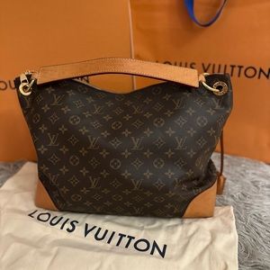 Louis Vuitton Berri MM in excellent condition and 100% Authentic!